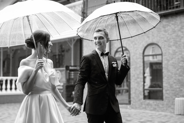 Casal jovem noiva e noivo em um vestido curto branco