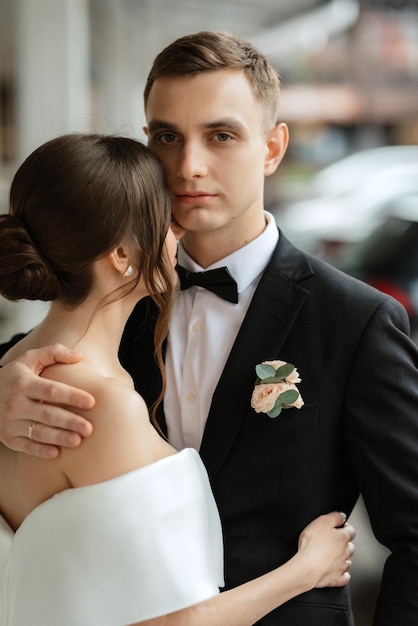 Casal jovem noiva e noivo em um vestido curto branco