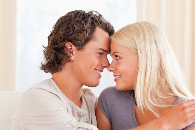 Casal jovem olhando um para o outro