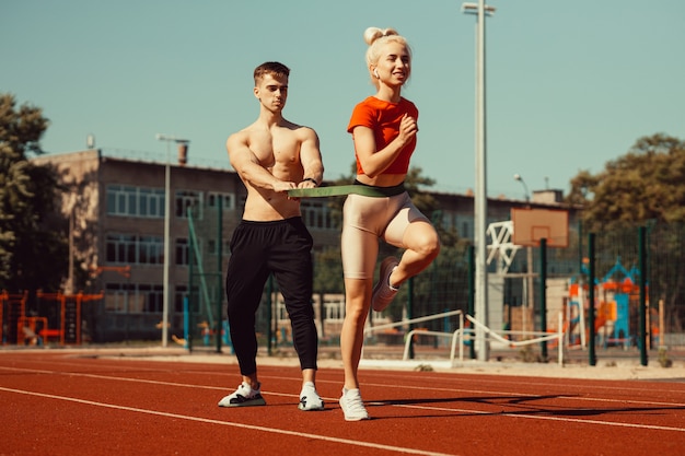 Casal jovem praticando esportes com elásticos esportivos