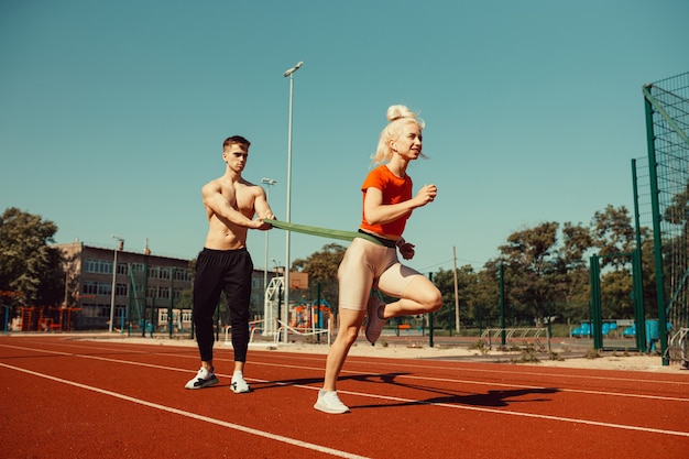 Casal jovem praticando esportes com elásticos esportivos