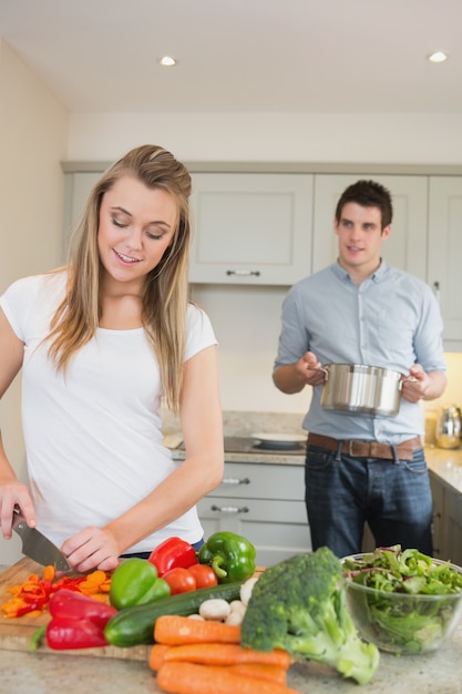 Casal jovem preparando o jantar