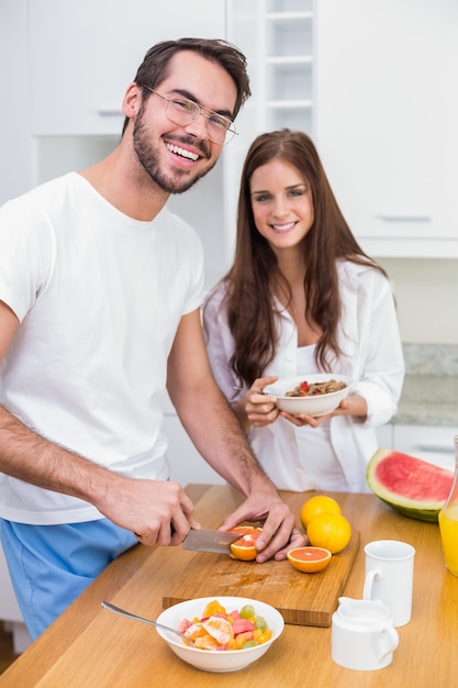 Casal jovem preparando um café da manhã saudável