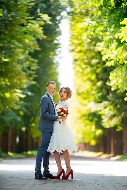 Casal jovem, recém casado, abraçando