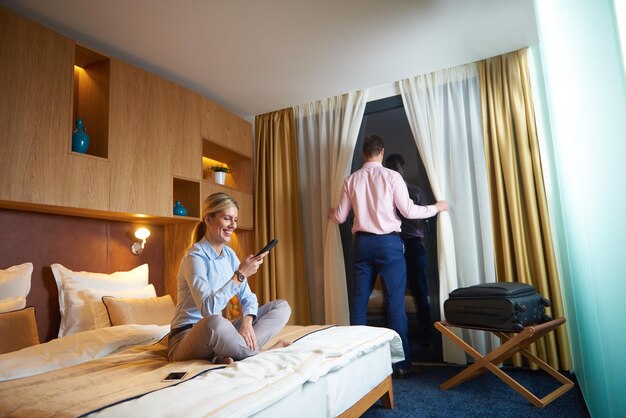 Casal jovem relaxado e feliz no quarto de hotel moderno