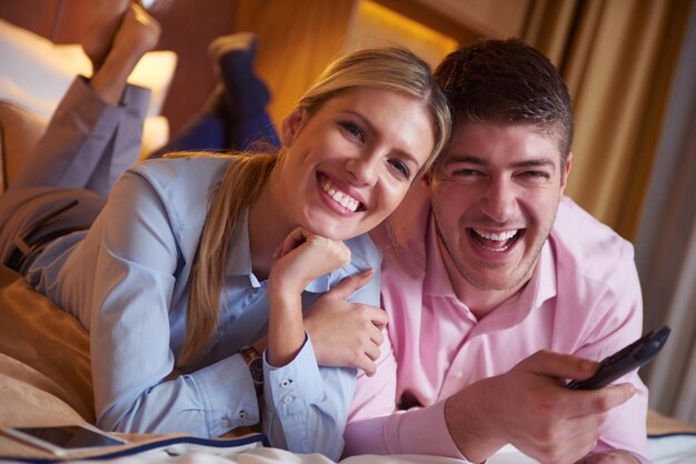 casal jovem relaxado e feliz no quarto de hotel moderno