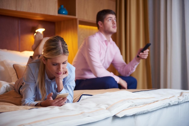 casal jovem relaxado e feliz no quarto de hotel moderno