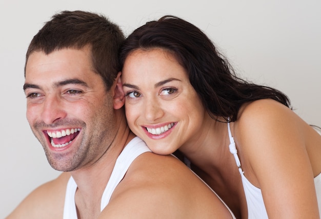 Casal jovem relaxando em cada outro empresa