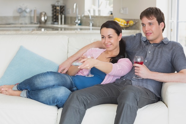 Casal jovem relaxando na sala de estar