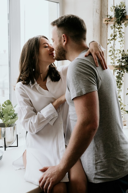 Casal jovem romântico cozinhar juntos na cozinha