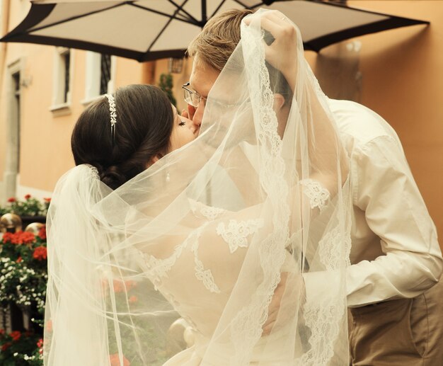 Casal jovem romântico feliz e caucasiano celebrando seu casamento