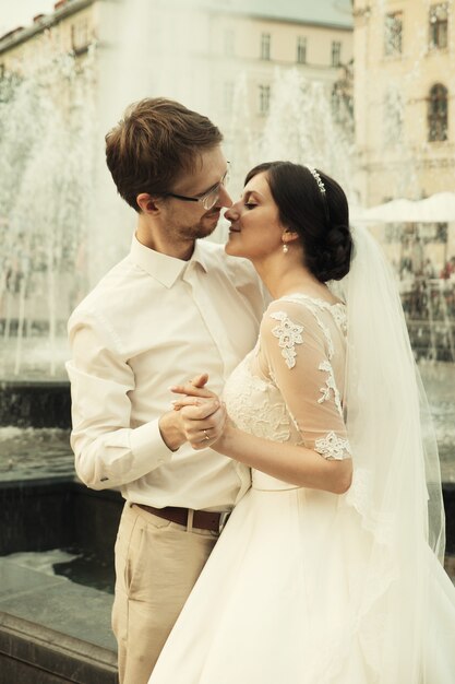 Casal jovem romântico feliz e caucasiano celebrando seu casamento