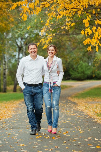 Foto casal jovem romântico lindo na caminhada de outono