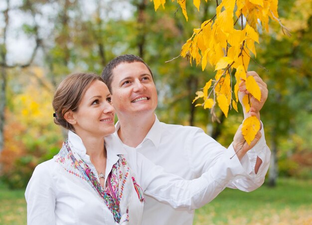 Foto casal jovem romântico lindo na caminhada de outono