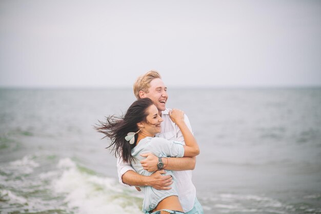 Casal jovem se diverte em dia de verão na praia