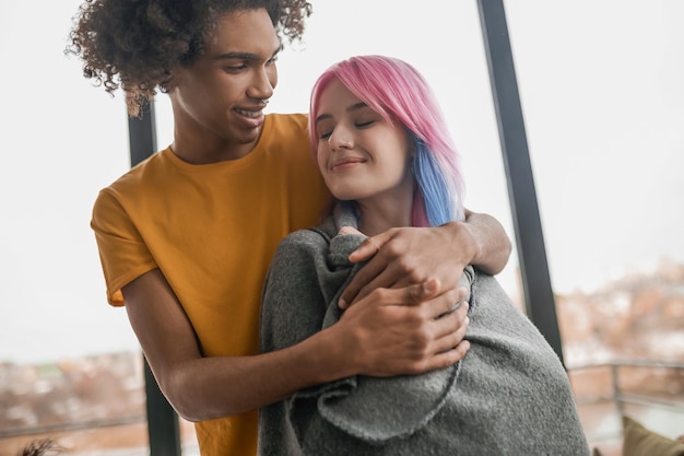 Foto casal jovem se divertindo em casa