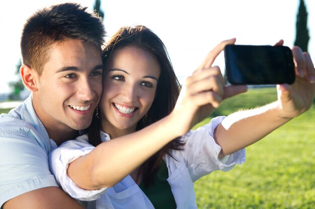 Foto casal jovem se divertindo em um parque