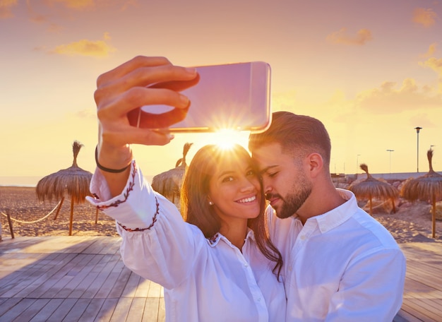 Casal jovem selfie foto em férias de praia