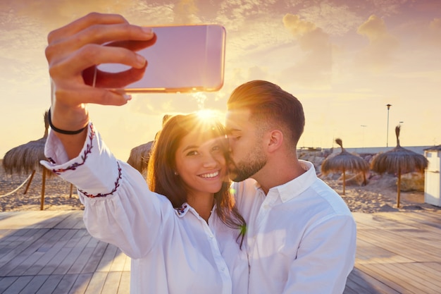 Casal jovem selfie foto em férias de praia