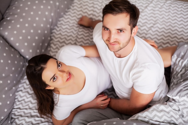 Casal jovem sensual íntima no quarto, amando um ao outro