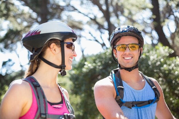 Casal jovem sorridente na floresta