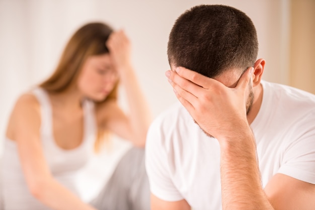 Casal jovem tem problemas em casa.