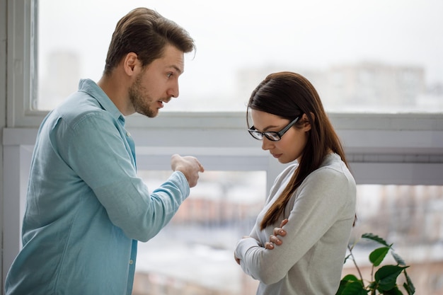 Casal jovem tendo discussão conflito relacionamentos ruins homens zangados gritam com uma mulher