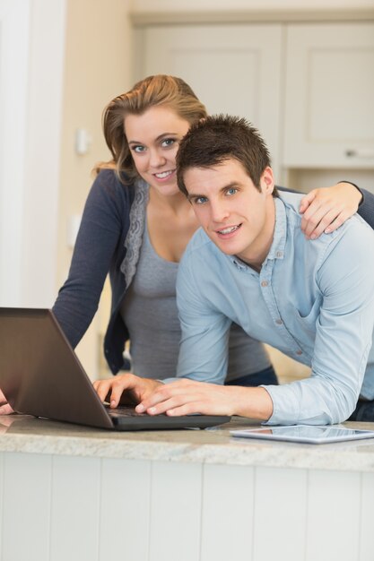 Casal jovem usando laptop