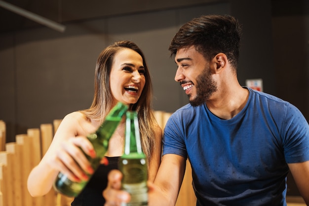 Casal latino bebendo álcool no bar