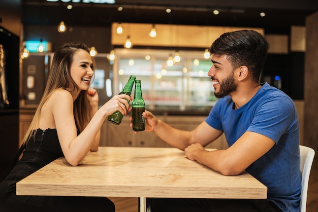 Casal latino bebendo álcool no bar