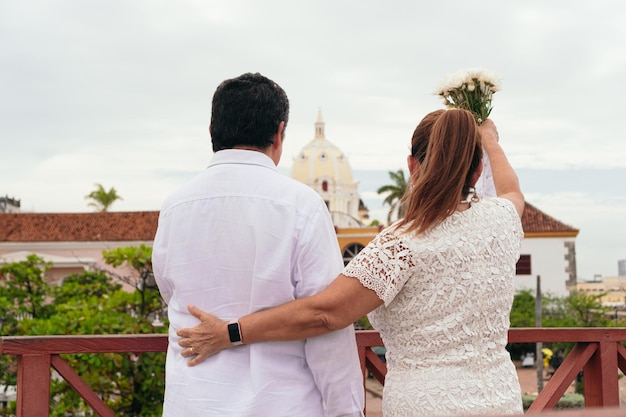 Casal latino com os braços estendidos