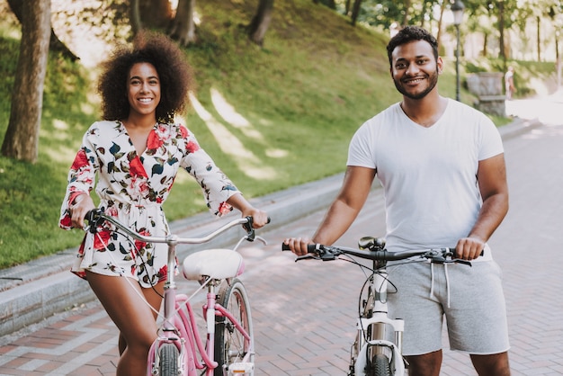 Casal latino posando durante o ciclismo de fim de semana