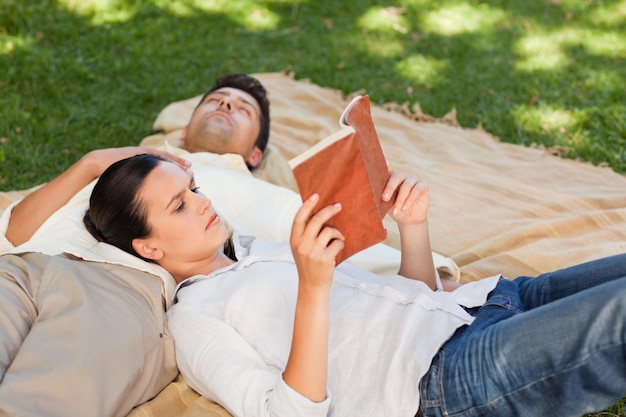 Casal lendo no parque