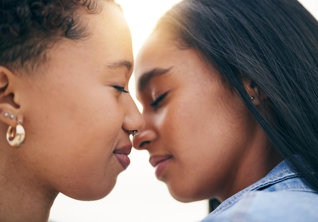 Casal Lgbtq ama e é íntimo ao pôr do sol, união ao ar livre e romance no encontro juntos Mulheres gays parceiras e toque no nariz para compromisso de cuidado e lealdade confiança e apoio para lésbicas