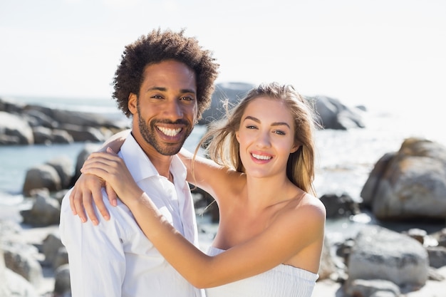 Casal lindo abraçando pela costa