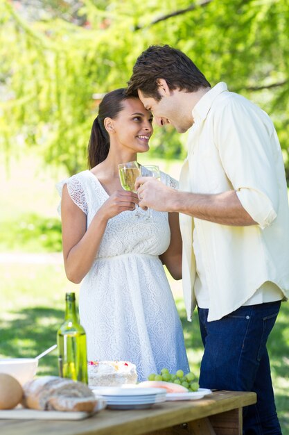 Casal lindo brindando no parque