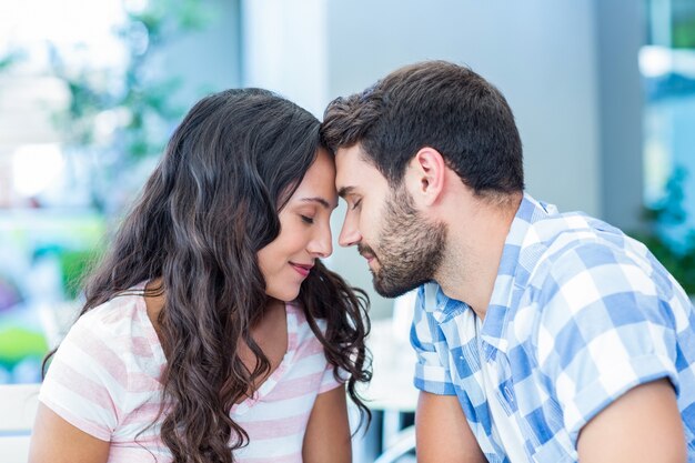 Casal lindo colocando frentes uns contra os outros