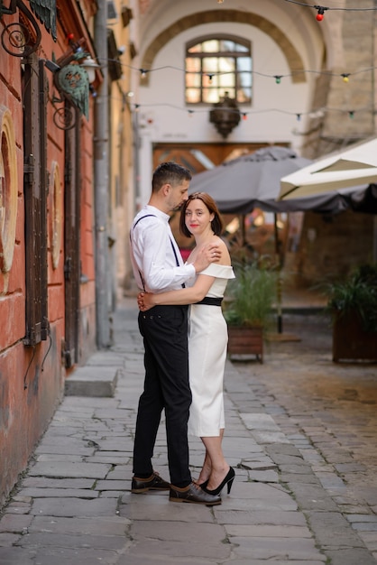 Casal lindo e elegante em um encontro nas ruas da cidade velha
