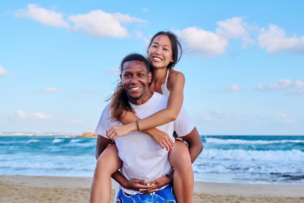 Casal lindo jovem feliz se divertindo na praia