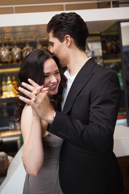 Casal lindo lento dançando juntos