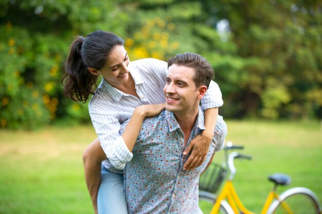 Casal lindo passa um tempo em um campo de verão