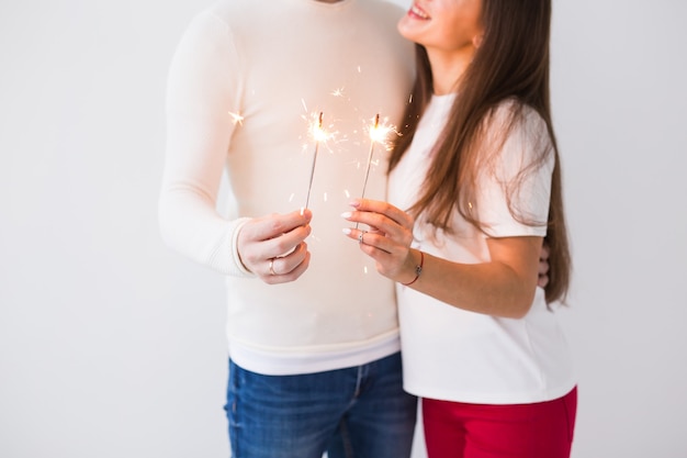 Casal lindo romântico namorando dia dos namorados homem e mulher segurando estrelinhas