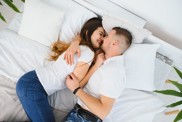 Casal lindo se abraçando na cama