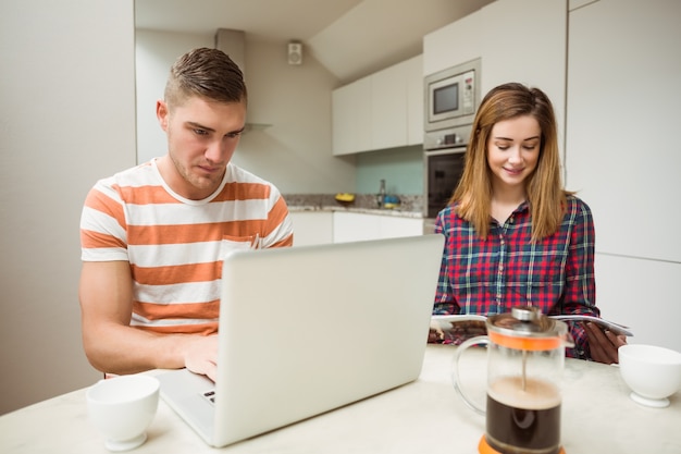 Casal lindo sentado à mesa