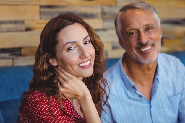 Foto casal lindo sorrindo para a câmera