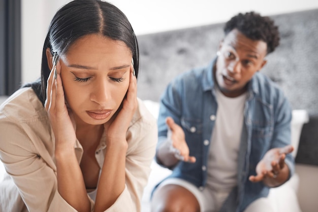 Foto casal luta contra o estresse do divórcio e triste com a ansiedade da depressão da saúde mental por medo e cansado do problema do casamento no quarto de casa mulher com dor de cabeça em conflito com homem bravo em casa