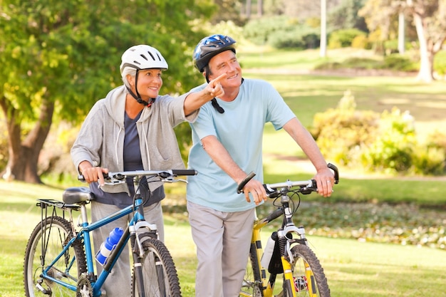 Casal maduro com suas bicicletas
