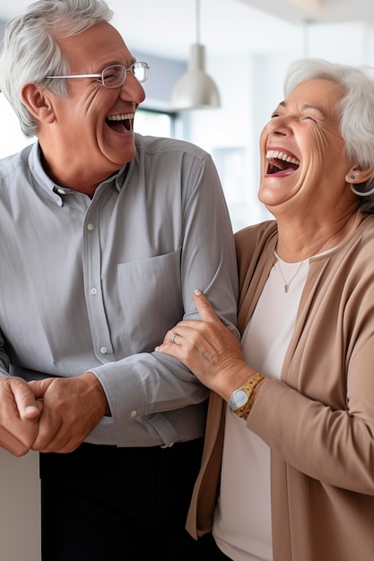 Casal maduro e feliz rindo e abraçando-se na cozinha casal de idosos feliz divertindo-se em casa sorrindo e desfrutando de um fim de semana romântico em família em casa conceito de amor de idosos