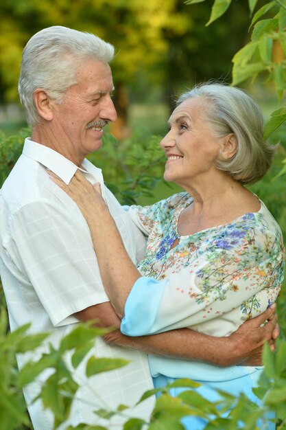 Casal maduro no parque primavera