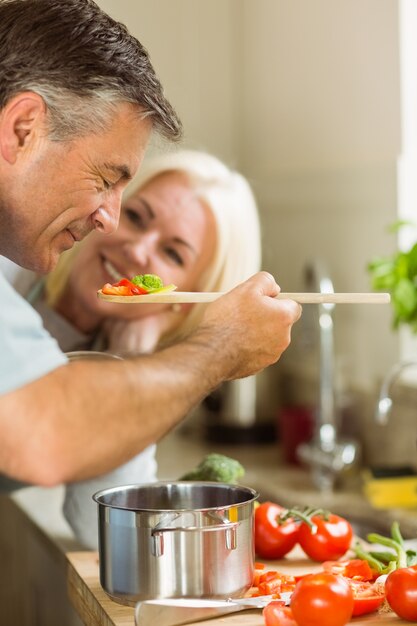 Foto casal maduro que prepara uma refeição vegetariana juntos